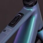 Cube-Editore-Hybrid-SLT-400X-FE-grigio-smeraldo-e-prisma.jpg