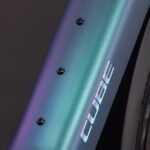 Cube-Editore-Hybrid-SLT-400X-FE-grigio-smeraldo-e-prisma.jpg