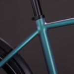 Cube-Editore-Hybrid-SLT-400X-FE-grigio-smeraldo-e-prisma.jpg